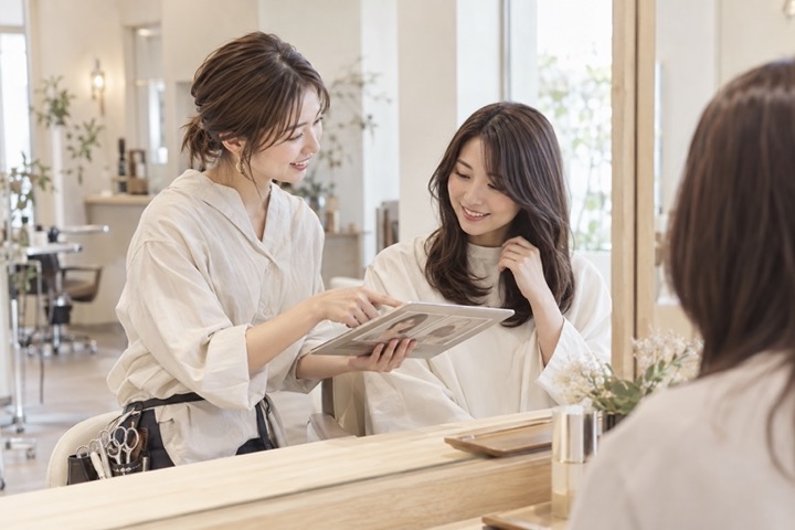 スタイリストと相談するお客様